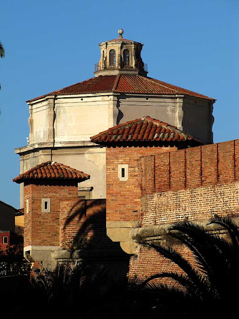 Torrette della Fortezza Nuova con la cupola della chiesa di Santa Caterina sullo sfondo, Livorno