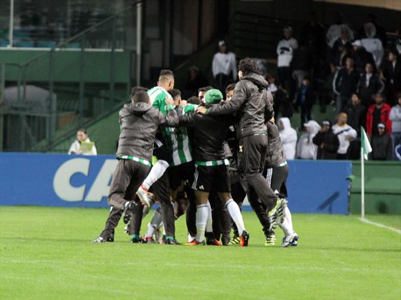 Coritiba vence de virada