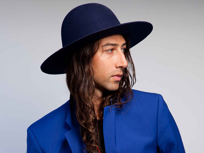 Kindness mostra o seu hino gospel e vibrante sobre as diferenças em ‘Raise Up’