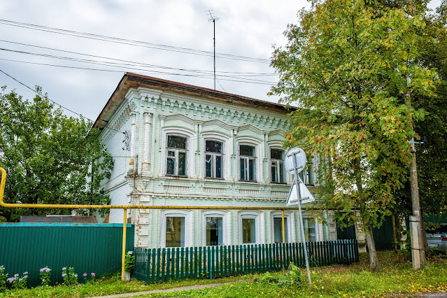 Старое двухэтажное кирпичное здание