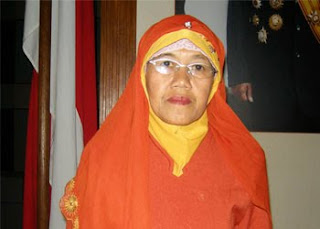 bu muslimah, laskar pelangi