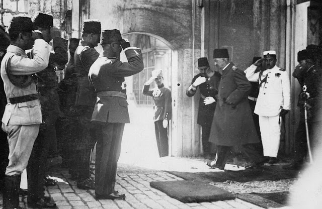 Мехмед VI, последний султан Османской империи, покидает страну после упразднения Османского султаната, 17 ноября 1922 года