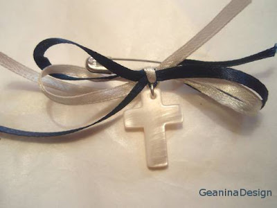 Cruciulite pentru botez baietel din sidef cu fundite satinate bleumarin si albe.