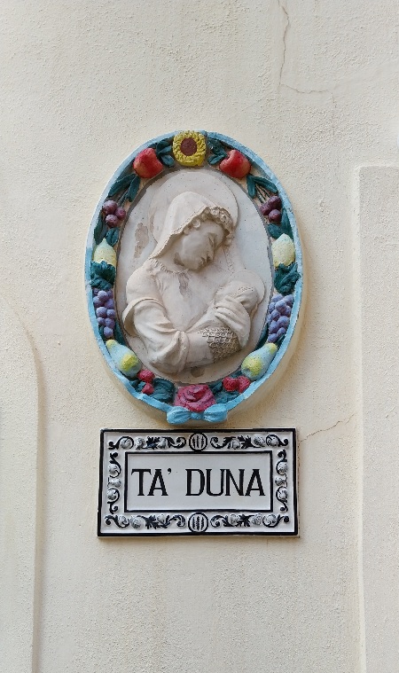 Keramički oval, ukras na zidu, žena drži bebu