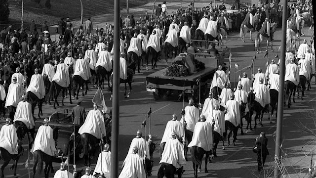 Comitiva del entierro de Franco hacia su tumba (Foto de Internet)