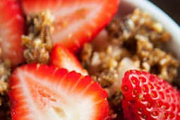 STRAWBERRIES WITH COCONUT CASHEW CRUMBLE (WHOLE30 DESSERT RECIPE)