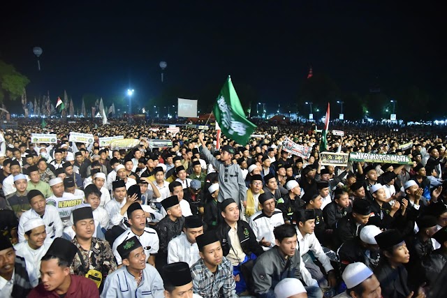 Puluhan Ribu Orang Padati Alun-alun Kebumen Bershalawat Bareng Habib Syech 