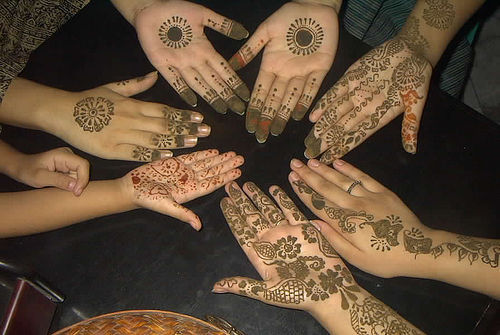 Lots of women to adorn their bodies pulled it using henna tattoos