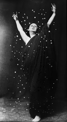 Isadora Duncan dancing