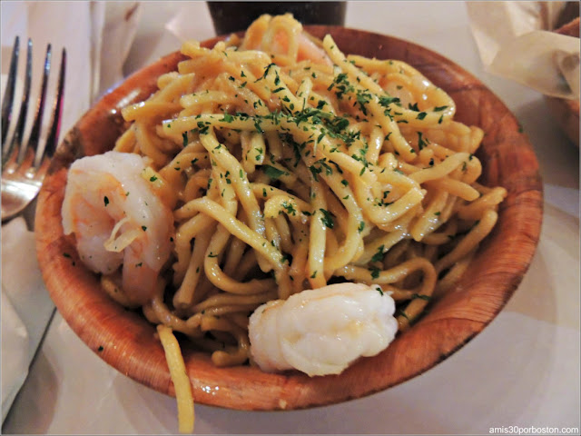 Shaking Crab de Porter Square en Cambridge: Garlic Noodles $6 + Gambas $3