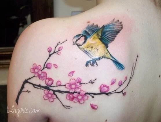 tatuajes de flores mariposas y enredaderas para mujeres