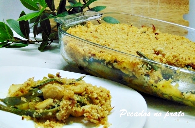 Bacalhau no forno com pão e feijão verde e pão picado