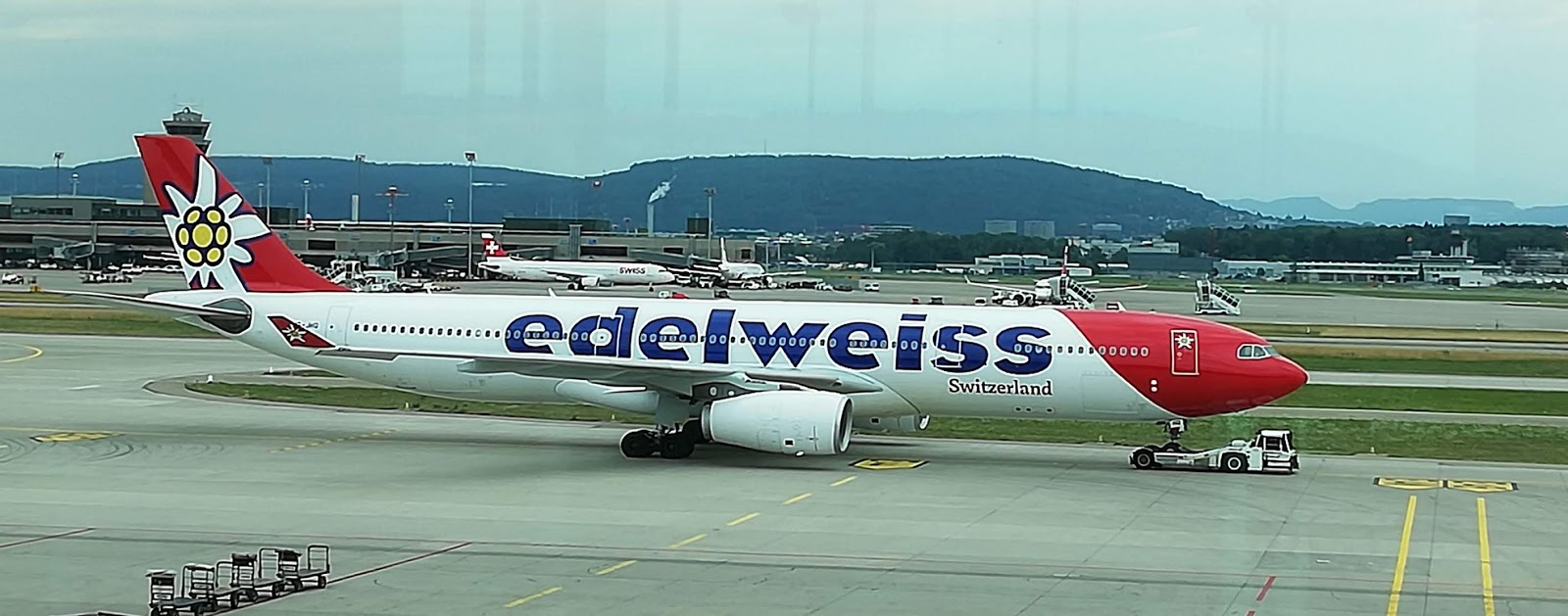 Wir sind noch nie mit Edelweiss Airline Direktflug Zürich Calgary geflogen weil se in der Vor und Nachsaison keine Flüge anbieten