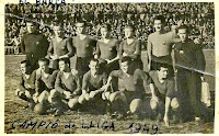 F. C. BARCELONA - Barcelona, España - Temporada 1948-49 - Velasco, Sagrera, Curta, Gonzalvo III, Gonzalvo II, Ramallets y Ángel Mur (masajista); Calo, Basora, Seguer, César, Marcos Aurelio y Nicolau - Temporada 1948-49 - F. C. BARCELONA 4 (César 2, Nicolau 2) ATLÉTICO DE MADRID 0 - 27/02/1949 - Liga de 1ª División, jornada  22 - Barcelona, Campo de Las Corts