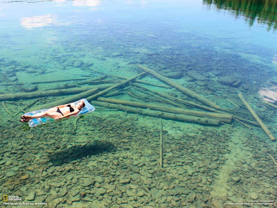 Lago con aguas cristalinas