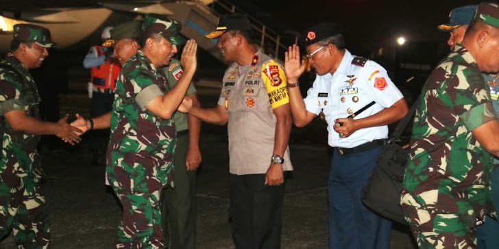 Wakapolda Sulsel Brigjen Pol Risyapudin Nursin Menjemput Panglima TNI Marsekal TNI Hadi Tjahjanto