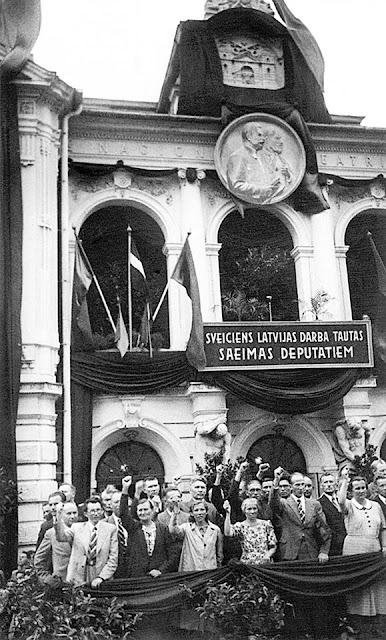 21 июля 1940 года. Рига. Депутаты вновь избранного Народного Сейма возле Национального театра