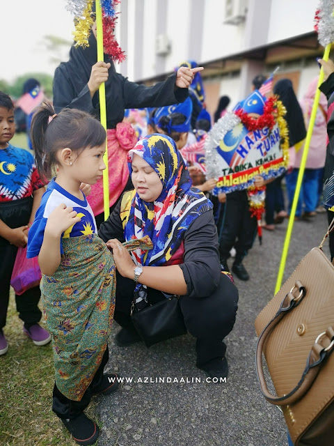 SAMBUTAN MERDEKA 2019 TADIKA ANAK DI PERHEBAT SG BULOH ! - Assalamualaikum w.b.t. Selamat sejahtera semua ! Selamat Hari Merdeka yang ke 62 Sayangi Malaysiaku MalaysiaBersih ! ! Selamat Hari Kebangsaan. Kali ini, lambat mummy wish dalam blog. Mood blogging ke laut dalam, sebab mummy dah start busy kerja, fikir strategi kerja lagi. Huhuhu. Mencabar juga menjadi pekerja + uruskan perniagaan sendiri ni.  Bak kata daddy,"ini adalah jalan yang mummy pilih" > Yes ! My decision so..kena hadap dan usaha dan tawakkal. Terima kasih banyak juga kepada kawan-kawan yang support. Who knows who you are. Ada blogger, ada bff, ada kenalan yang refer sana sini. Love u ! Moga Allah limpahkan rezeki yang luas dan tanpa henti buat korang ! Okay...Business apa yang mummy buat? Bagi yang belum tahu atau tak tahu lagi. Korang boleh baca di SINI , SINI dan SINI     SAMBUTAN MERDEKA 2019 TADIKA ANAK DI PERHEBAT SG BULOH !       Cuti panjang Merdeka kali ini, kami memang tak plan ke luar daerah / luar negeri atau ke luar Selangor. Rupanya ada hikmah ! Sekolah TABIKA KEMAS anak kami ada buat sambutan HARI MEREKA yang ke 62. Lokasi SAMBUTAN MERDEKA 2019 TADIKA ANAK DI PERHEBAT SG BULOH !        Sebenarnya kami suami isteri memang ada plan untuk bawa anak-anak ke sambutan Hari Merdeka. Kami memang belum pernah bawa mereka untuk pertunjukkkan real. Tup..Tup..Allah izinkannya kali ini. Dapatlah kami sekeluarga merasa sambuatan HARI MERDEKA 2019. Walaupun, SAMBUTAN MERDEKA 2019 TADIKA ANAK DI PERHEBAT SG BULOH !          Seawal pagi, kami dah siapkan anak-anak. Alhamdulillah kami tidak terlewat, malah kami awal sampai di PERHEBAT Sg Buloh !    Anak-anak excited memakai baju yang di berikan oleh cikgu TABIKA KEMAS mereka ! Seluar hitam, kain batik dan kasut sekolah je anak-anak pakai sendiri punya !           Menunggu cikgu depa   Tarikh penting !     Disiapkan oleh cikgu TABIKA KEMAS lain.    Anak-anak happy dapat join perbarisan. Dhia pula masuk menari juga    Bersedia untuk perbarisan dan tarian.        Masa ni Daim nak susu dan nak masuk dalam kereta. Daddy pulak lapar..tak ada makanan atau gerai jualan. Sudahnya ...kami tinggalkan je anak-anak hehe. Lagi pun dewan pun penuh, kita bagi ruang untuk ibu bapa lain untuk melihat persembahan anak masing-masing.    Anak-anak kami memang suka kami tak tengok hahaha. Suruh tengok video dari cikgu je !    Dhia siap halau mummy. Jangan duduk dekat-dekat dia hehehe.            Rasanya tak terlewat lagi untuk mummy ucapkan SELAMAT HARI KEBANGSAAN / HARI MERDEKA. Pastinya, cuti korang sangat bermakna.kan ! Btw, korang ke mana cuti lama tu?