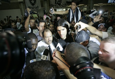 Rio de Janeiro; Brasil; Aeroporto do Galeao; 04/01/2010; Futebol; Desembarque do novo atacante do Botafogo Sebastian Abreu o El Loco; Foto de Gilvan de Souza/lancperess!;;