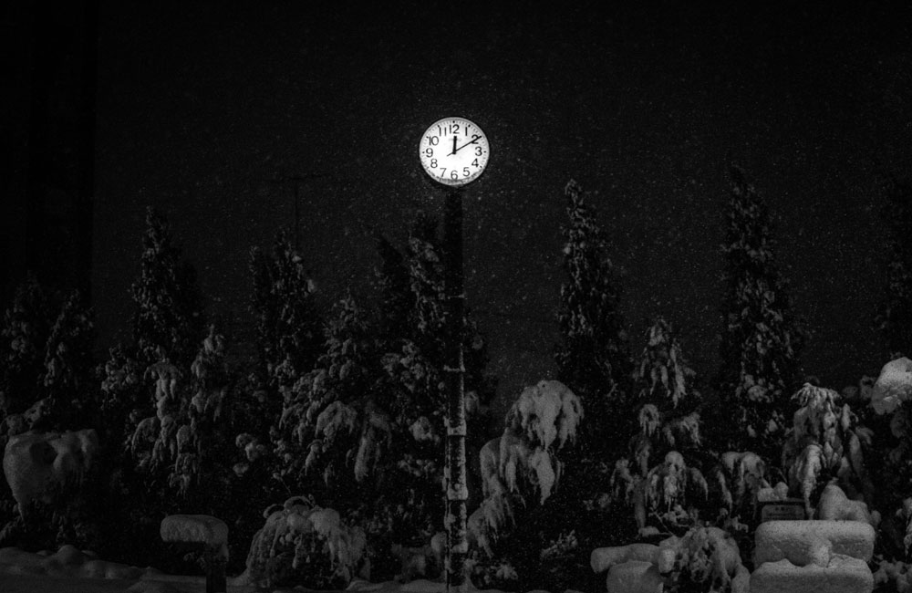 時計と雪の写真