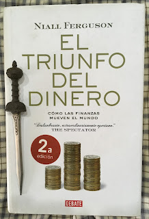 Portada del libro El triunfo del dinero, de Niall Ferguson