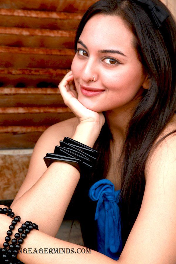 stills and news pics Newcomer sonakshi sinha wallpapers,dabangg sonakshi 