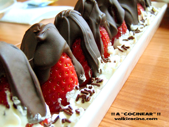 Fresones o fresas con chocolate y nata