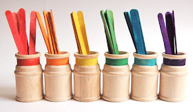 clasificar palitos de colores Montessori en casa
