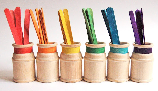 clasificar palitos de colores Montessori en casa