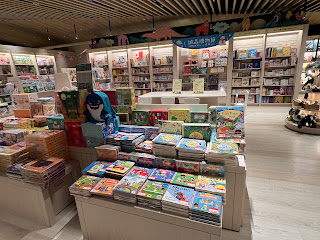 推薦兒童書店，裡面童書繪本豐富，尤其是英文書，從英語幼幼遊戲書，原文繪本童書，英文語言學習用書，分級讀本，英文科普知識書，英文青少年小說，漫畫，英文有聲書等琳瑯滿目，還有一整櫃韓國知名英語有聲書出版社JYBOOKS的有聲書。不管是進行英文親子共讀的家長，或是奉行廖彩杏老師的有聲書學習法，都可以來找