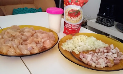 Ingredientes do strogonoff de frango na mesa