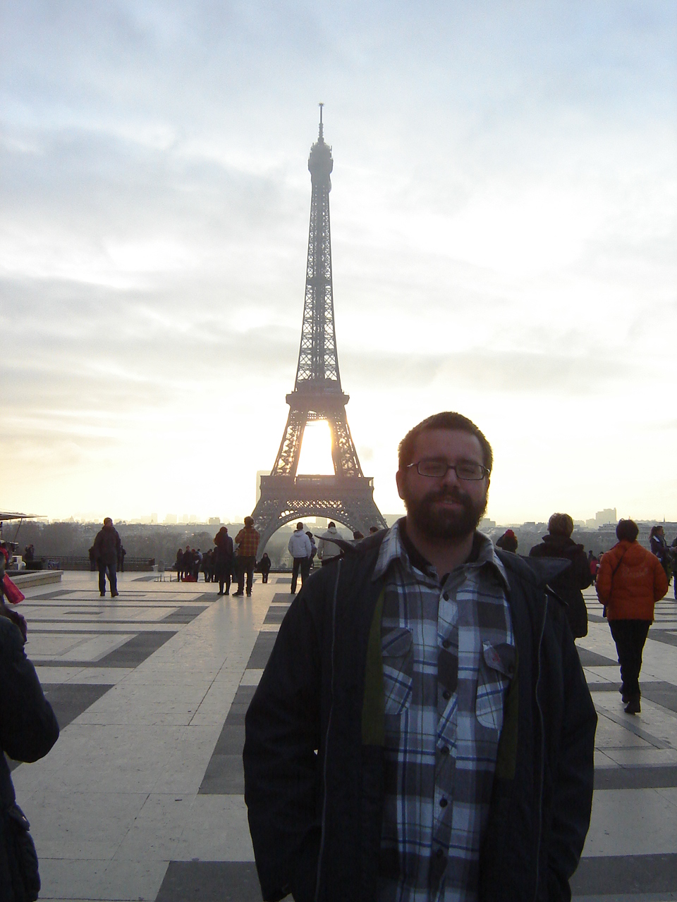 Nesse dia o sol passou pelo meio da torre às 9h, vendo da place du trocadéro