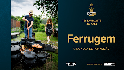 Homem mexendo com colher de pau em tachos de ferro no chão e mulher observando com o texto: Restaurante do Ano Ferrugem Vila Nova de Famalicão