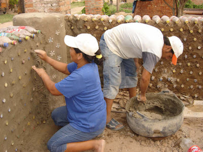 Casa feita com garrafas pet