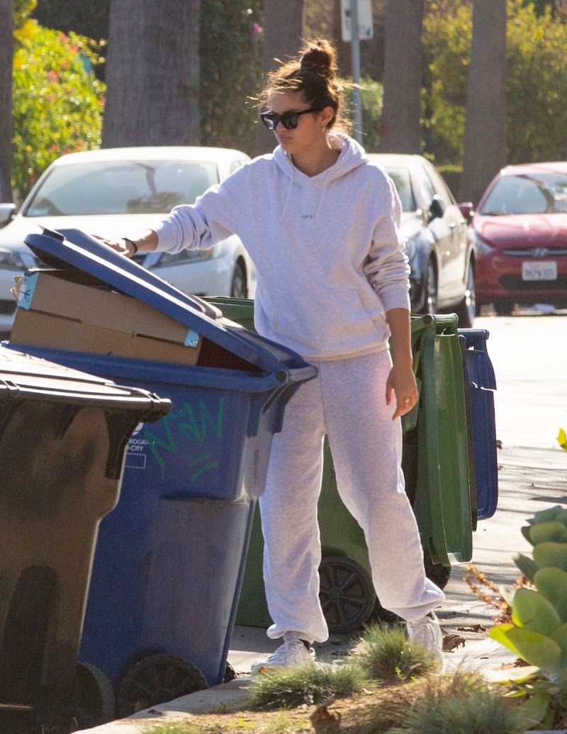 Sara Sampaio Cleaning Trash Outside Her Home in Los Angeles 10 Dec-2020