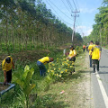 Camat Galang Bersihkan Taman Ditumbuhi Belukar