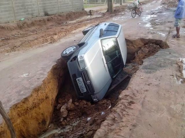 Carro cai em cratera e moradores reclamam das condições de estrada