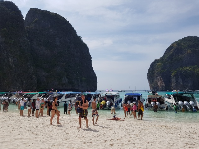 maya bay jadi tujuan terkhir di paket wisata phi phi island