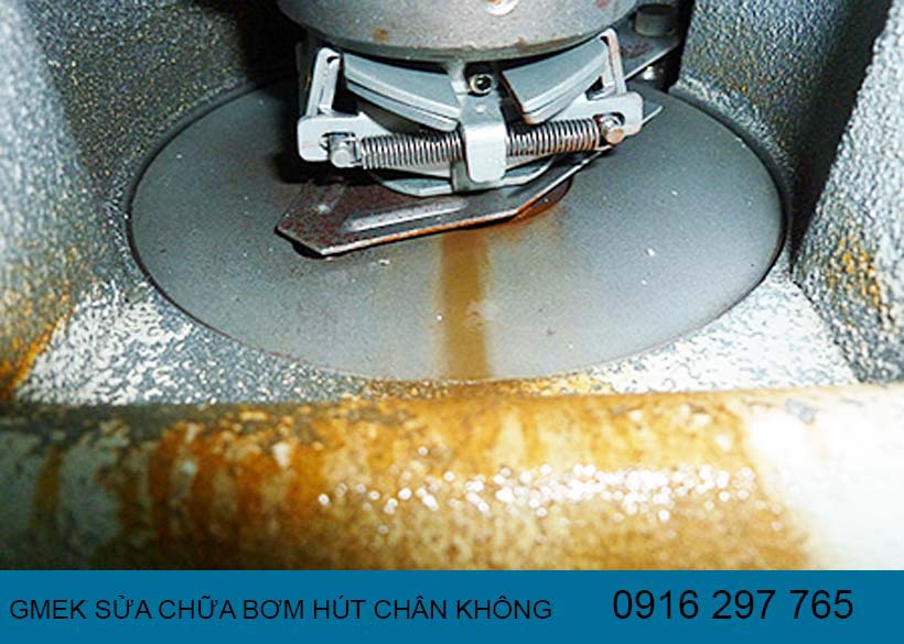 Hướng dẫn đổ dầu bơm hút chân không