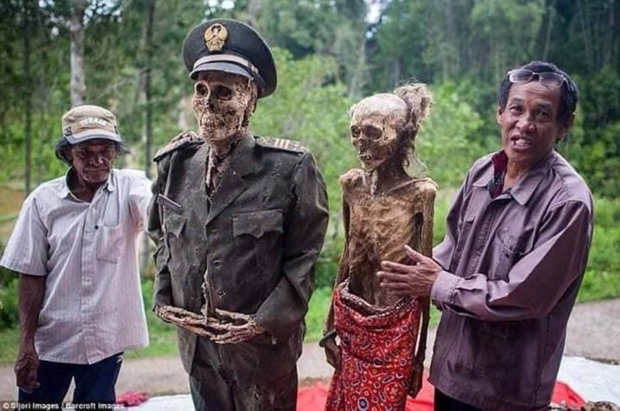 Una tribu  indonesia  desentierra a sus muertos para 