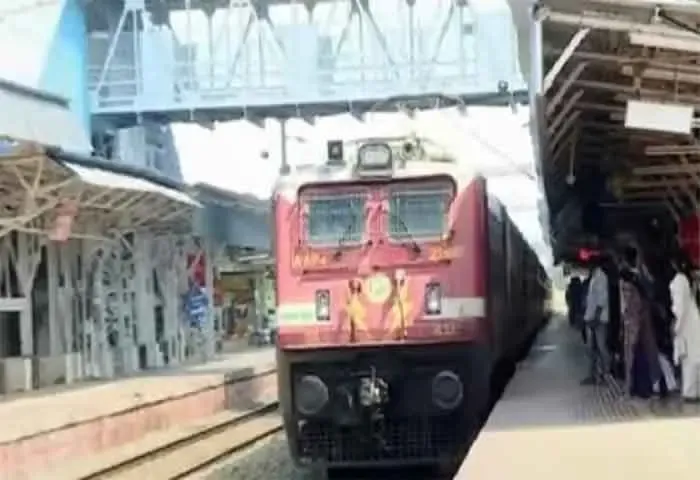 Young man bitten by snake inside the train, Kottayam, News, Snake Bite, Train, Passenger, Hospitalized, Sealed, Railway, Kerala News