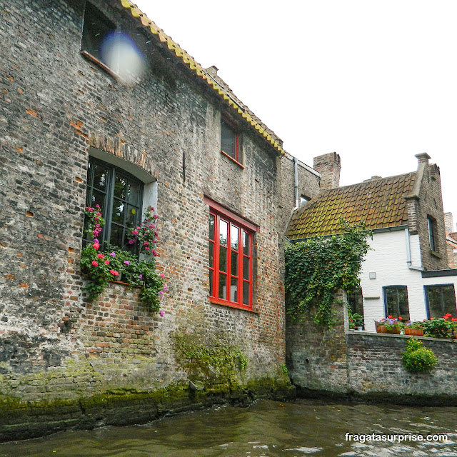 Passeio de barco pelos canais de Bruges na Bélgica