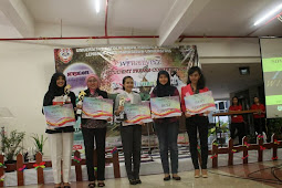 Elvrina Rahmawati (2 dari kiri) juara 2 news reading SE JAWA TIMUR di Univ. Widya Mandala Sby 8 Pebruari 2014