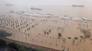 Chuva faz desaparecidos e desaloja milhares na China 