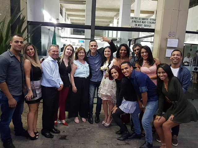 familia e amigos em frente ao cartorio do Barreiro