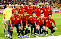 Selección de ESPAÑA - Temporada 2008-09 - Casillas, Sergio Ramos, Capdevila, Piqué, Xabi Alonso y Fernando Torres; Marcos Senna, Albiol, Villa, Iniesta y Xavi - ESPAÑA 2 (Villa y Fernando Llorente), INGLATERRA 0 - 11/02/2009 - Partido amistoso - Sevilla, estadio Ramón Sánchez Pizjuán - Alineación: Casillas (Pepe Reina, 46'); Sergio Ramos, Albiol (Marchena, 75'), Piqué, Capdevila (Arbeloa, 46'); Xabi Alonso, Marcos Senna, Xavi (Dani Güiza 84'), Iniesta; Villa (Silva, 55') y Fernando Torres (Fernando Llorente 64')