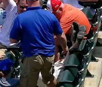 Royals fan tumbles backward to catch foul ball at Twins game