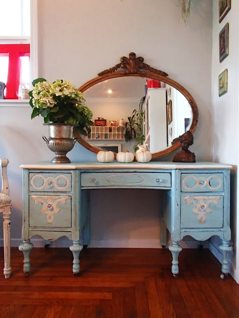 http://ddscottage.blogspot.com/2013/12/tiffany-blue-vanity.html