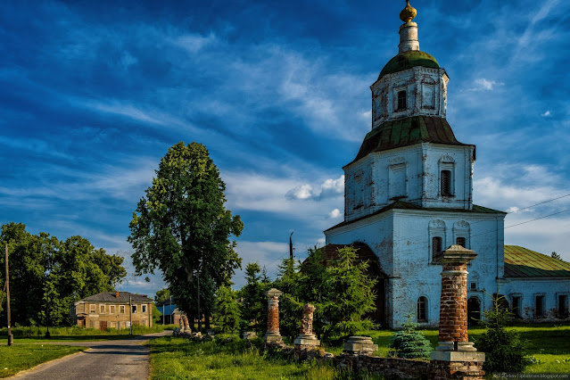 Старая кирпичная церковь и ограда в селе