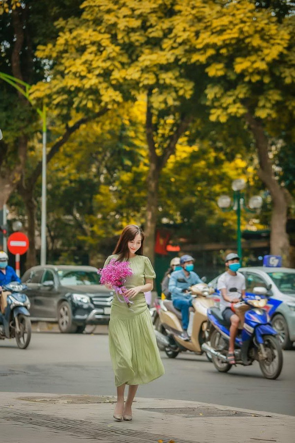 Thiếu nữ áo đầm giữa phố